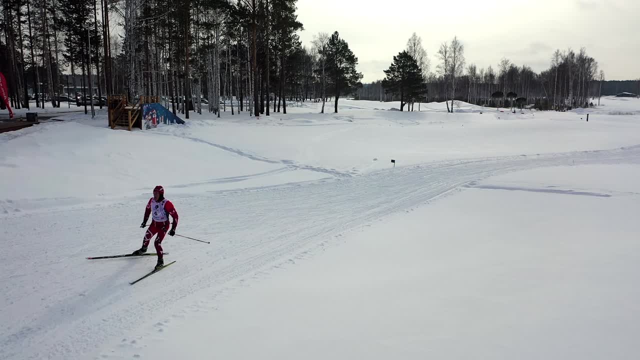 беговые лыжи в заснеженном ландшафте
