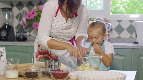 Süßes-Kleines-Mädchen-Hilft-Ihrer-Mutter-Beim-Backen