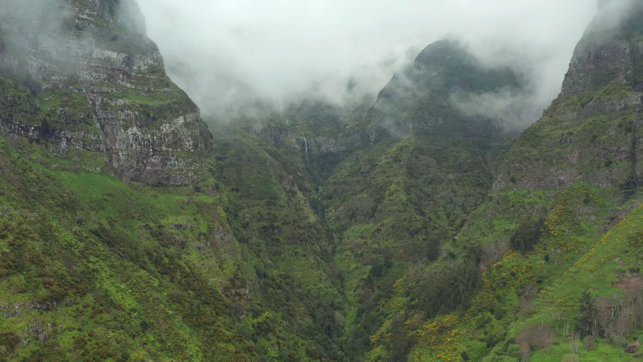 toma aérea de una gran cascada en las montañas de madeira, portugal