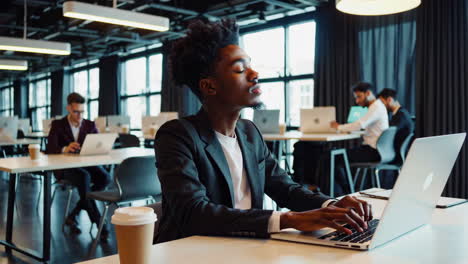 personas de negocios que trabajan en una oficina moderna