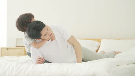 행복한 가족, 아버지, 자녀, 아들이 침대에서 대화하고 놀고, 기쁜 분위기, 집에서 함께 놀이하고, 거실에서 여가 시간을 즐기고 있습니다.