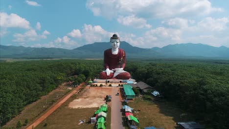 Luftaufnahme-Einer-Massiven-Buddha-Statue-In-Asien,-Auf-Dem-Land,-Drohne-Zurückziehen