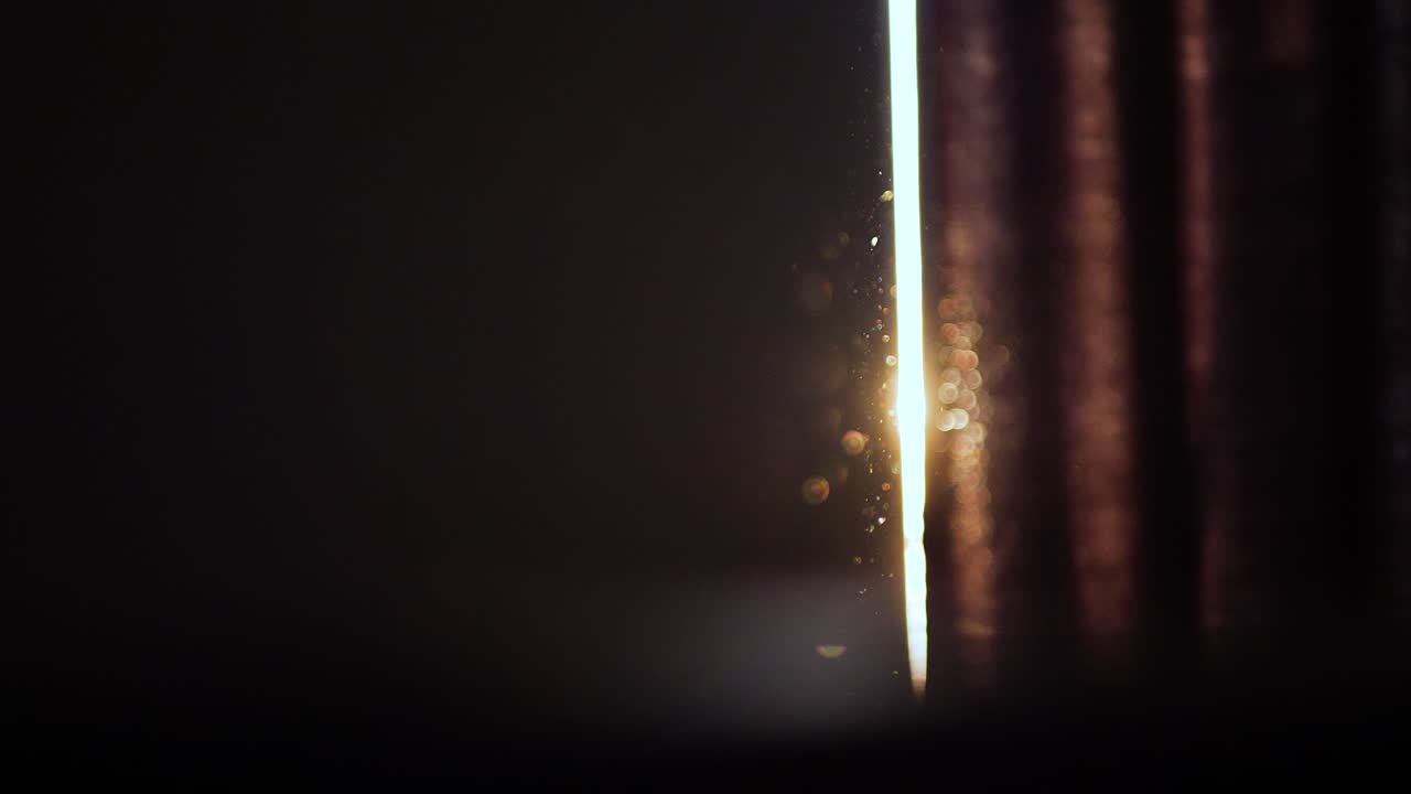 열린 커튼과 햇빛이 있는 어두운 방의 공기에 떠다니는 먼지