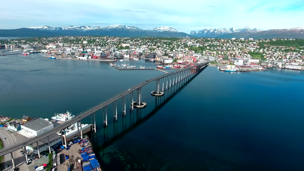 puente de la ciudad de tromsø, noruega imágenes aéreas