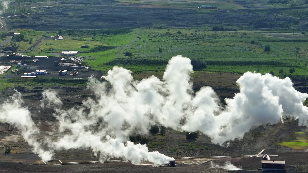 humo que se extiende en el medio ambiente desde la central geotérmica, disparo aéreo