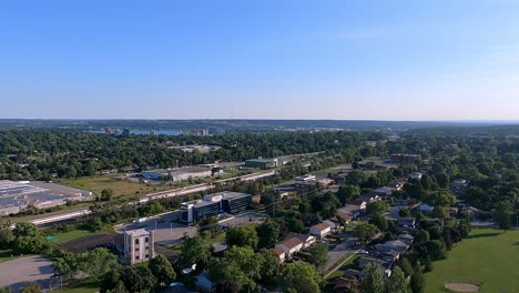 volando sobre cunndles rd barrie ontario drone vistas cielos azules y las calles-6