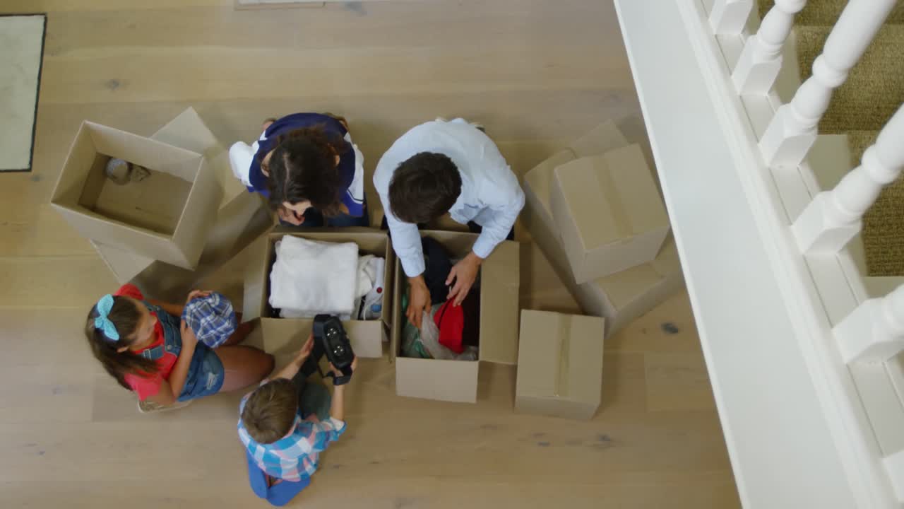 la familia se muda a un nuevo hogar