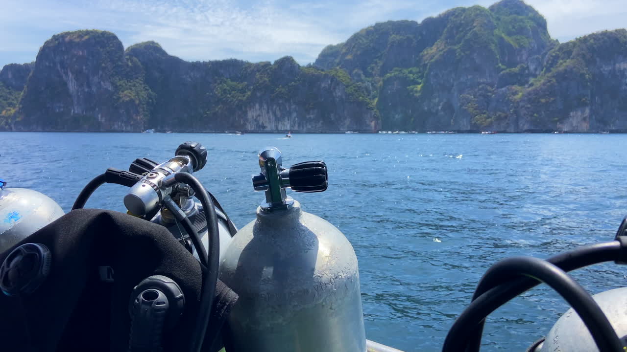 navegación en barco en tailandia con equipo de buceo preparado