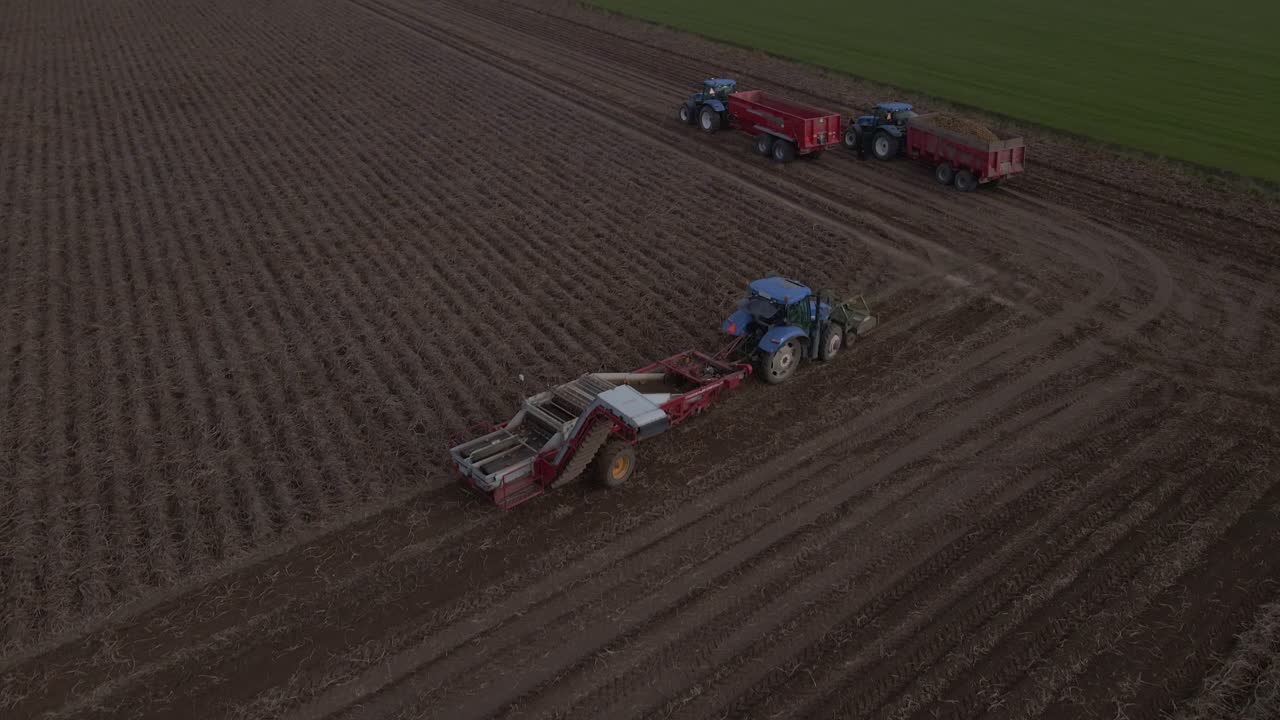 공중 - 기울어 - 감자 수확 전에 준비되는 농업 장비