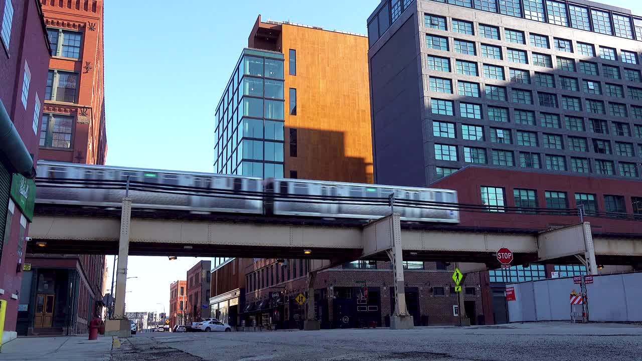 도시의 거리와 건물을 통과하는 고가 지하철