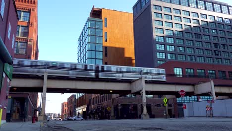 Erhöhte-U-Bahn,-Die-über-Die-Stadtstraße-Und-Gebäude-Führt