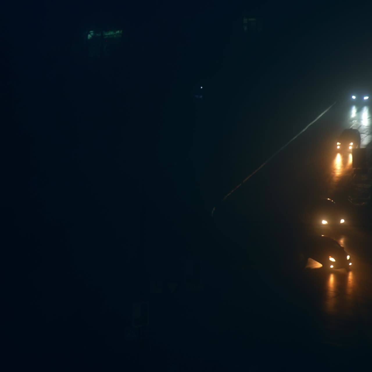 Nessuna corrente in città. Auto con le luci accese che si muovono lentamente una ad una lungo la strada. Blackout notturno