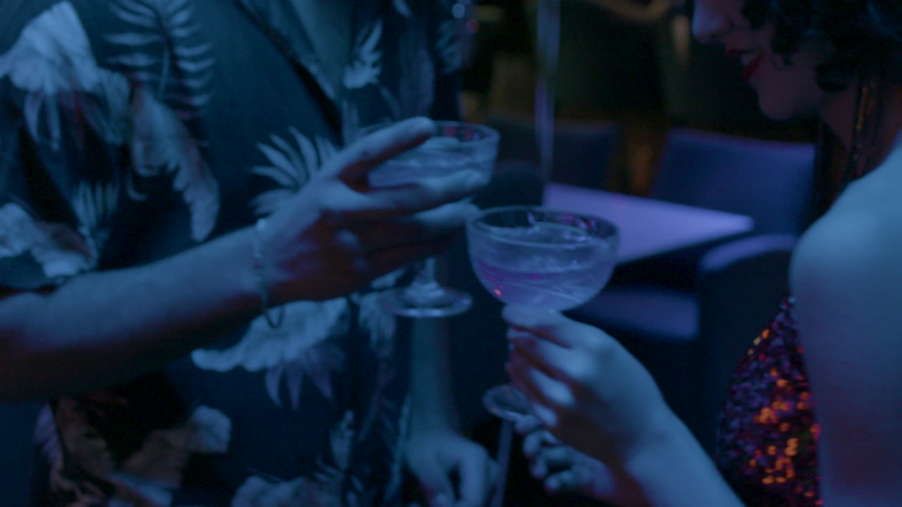 mani che tengono bicchieri di cristallo