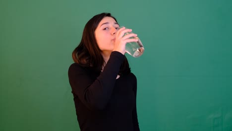 물 을 마시는 여자
