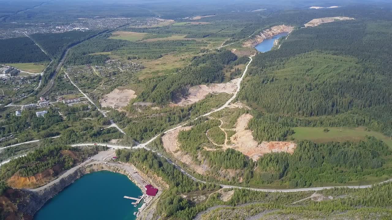 воздушный вид на карьер и окружающий ландшафт