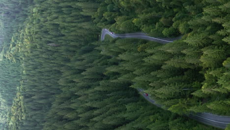plano vertical ascendente de una carretera de montaña con curvas en nyerges teto rumania