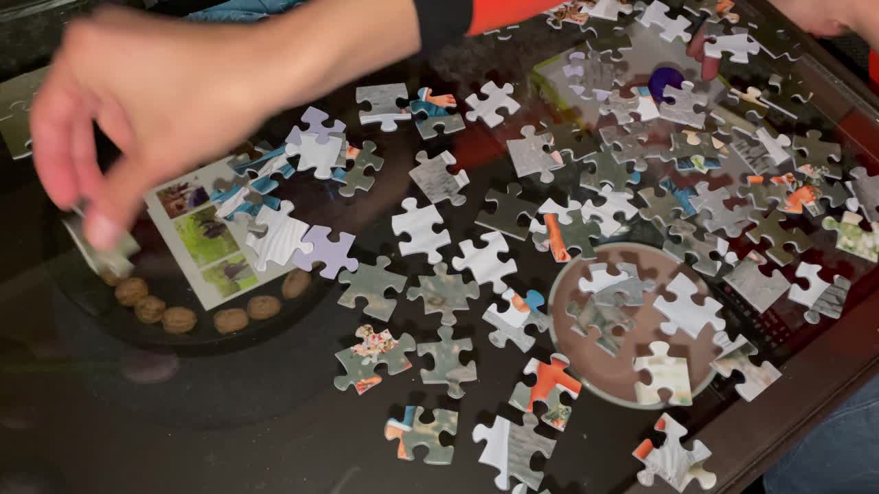 manos armando rompecabezas, ayuda a apoyar en el trabajo en equipo, cerrar de arriba hacia abajo