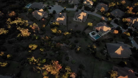 Casas-Suburbanas-Al-Atardecer,-Toma-Aérea,-Plataforma-Rodante-Delantera