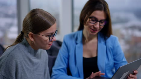 businesswomen collaborating on laptop
