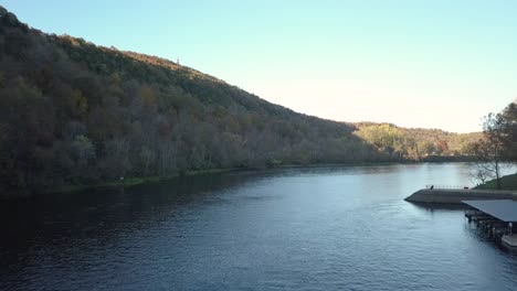 White-River-Arkansas-State-Park-Herbstfarben-In-Den-Bergen