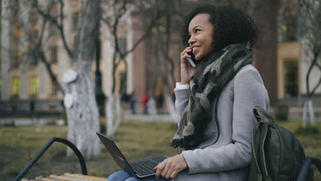 mujer joven estudiando al aire libre