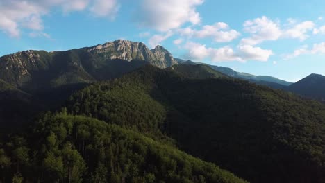 Hermoso-Paisaje-De-Verano-De-Colinas-Verdes-Y-Montañas-Tatra-Tiro-Aéreo-Polonia