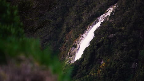 poderosa corriente de agua cayendo por una pendiente rocosa en nueva zelanda, vista estática
