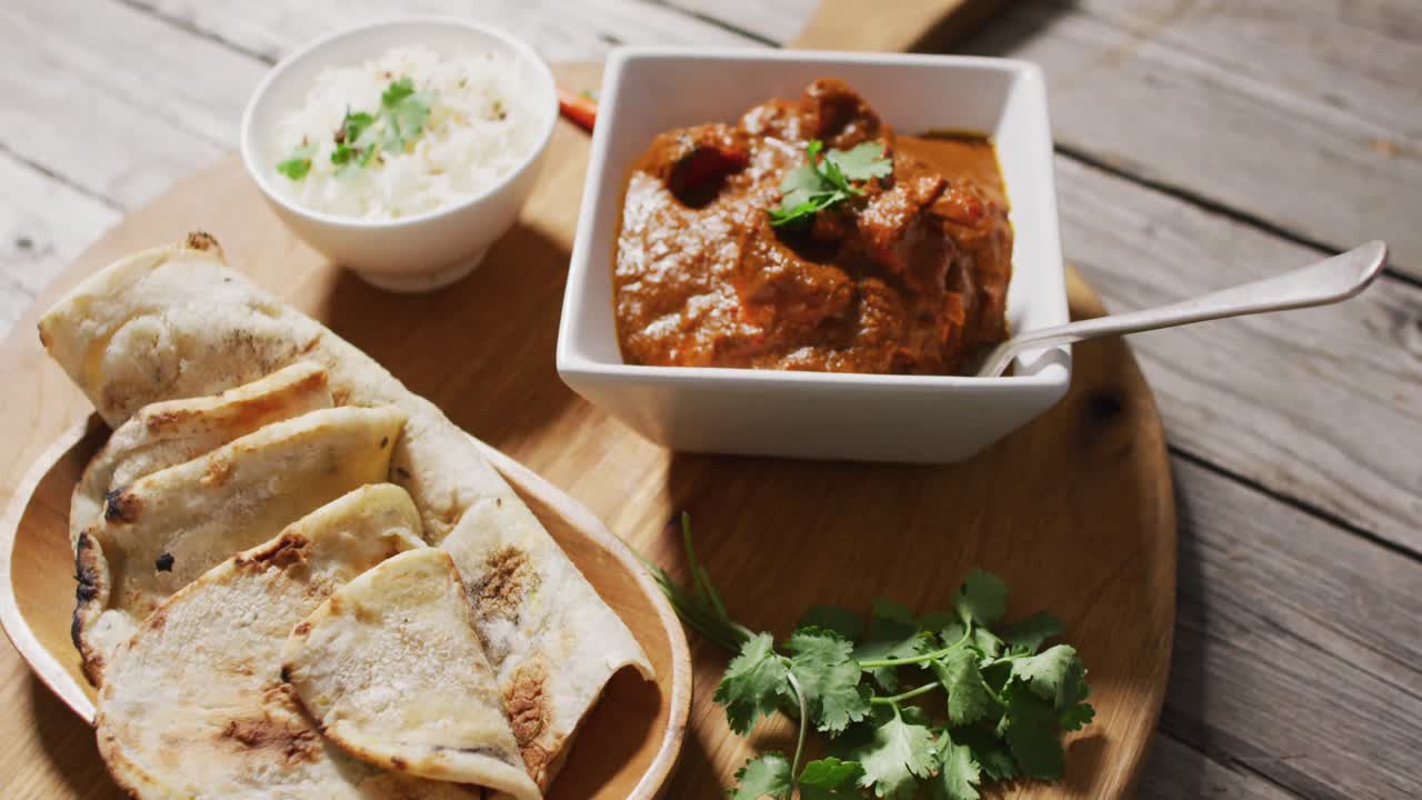 vídeo de tortillas, salsa y condimentos a bordo en una superficie de madera