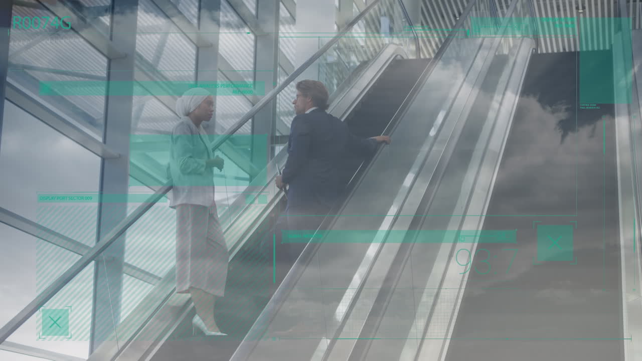 에스컬레이터에 서서 대화하는 다인종 동료를 통해 디지털 인터페이스의 애니메이션