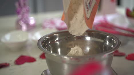 cerca de verter harina de trigo entero en un cuenco haciendo un pastel especial del día de san valentín pastel de chocolate vegano sin huevos a base de plantas sin lácteos