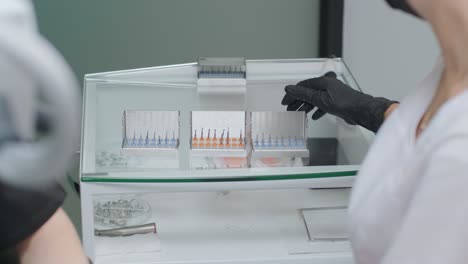 preparación para el procedimiento dental. herramientas de cirugía. múltiples herramientas de cirugía en la mesa en la sala de operaciones. fregar las manos de la enfermera con guantes de goma. concepto dental moderno.