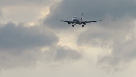 el avión vuela en el cielo nublado