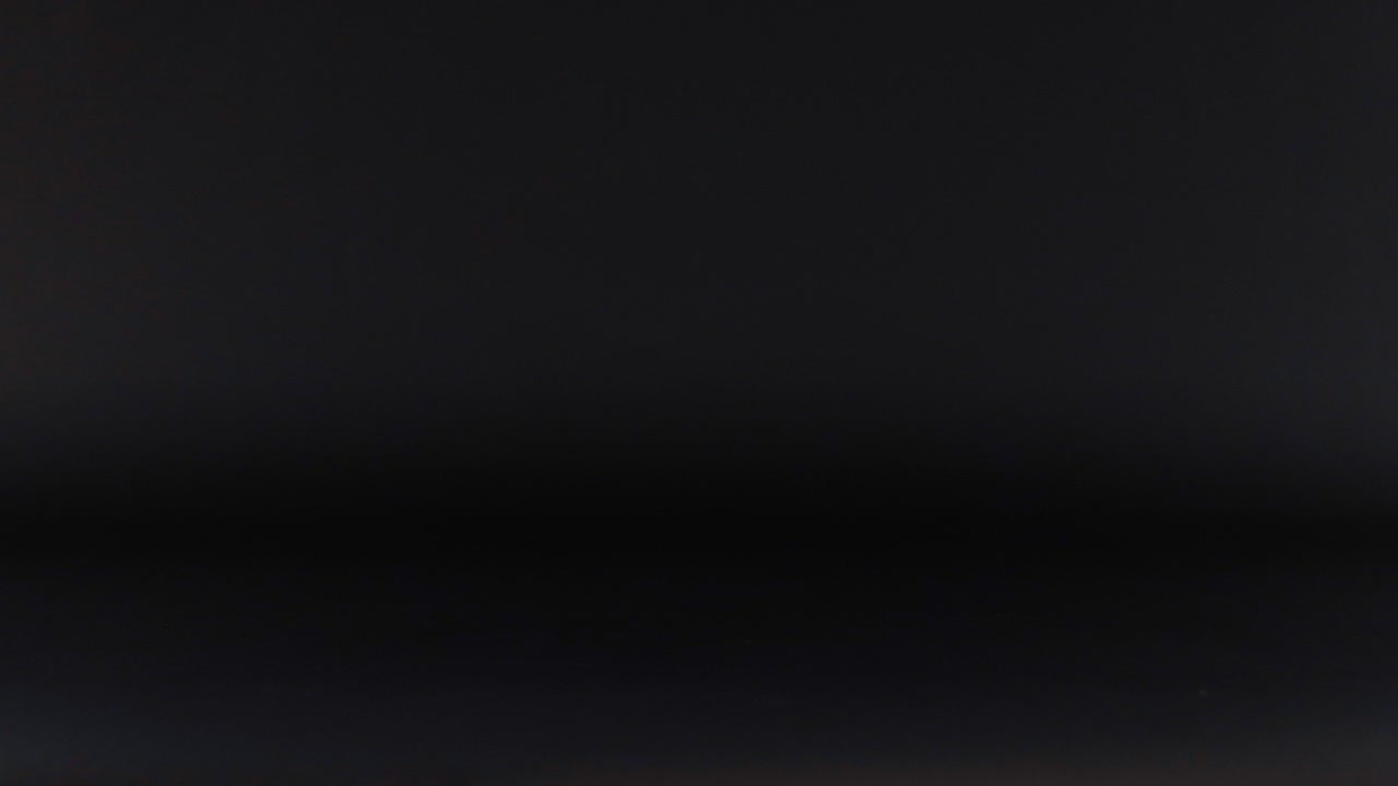 bola naranja rebotando contra un fondo oscuro