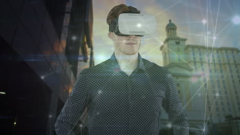 animación de un hombre de negocios caucásico usando auriculares vr y una red de conexiones sobre el paisaje urbano