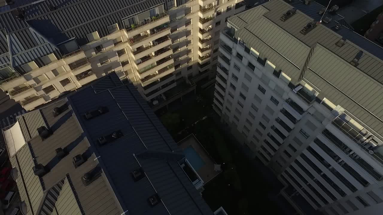 Vista aérea de edificios de ciudad modernos y azoteas residenciales
