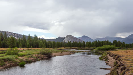 Ein-Fluss-An-Einem-Bewölkten-Tag-Auf-Dem-Campingplatz-Tuolumne-Meadows-In-Kalifornien,-USA