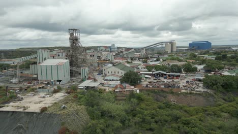 Vista-Aérea-De-La-Estructura-Principal-Y-La-Planta-De-Procesamiento-En-La-Mina-De-Diamantes-De-Cullinan