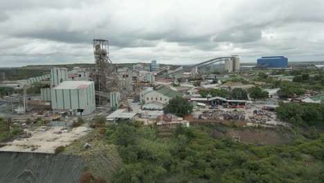 vista aérea de la estructura principal y la planta de procesamiento en la mina de diamantes de cullinan