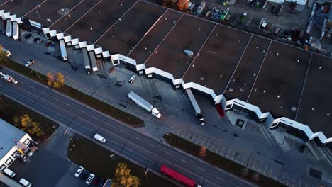 semirremolque en marcha atrás hacia el muelle de carga del almacén