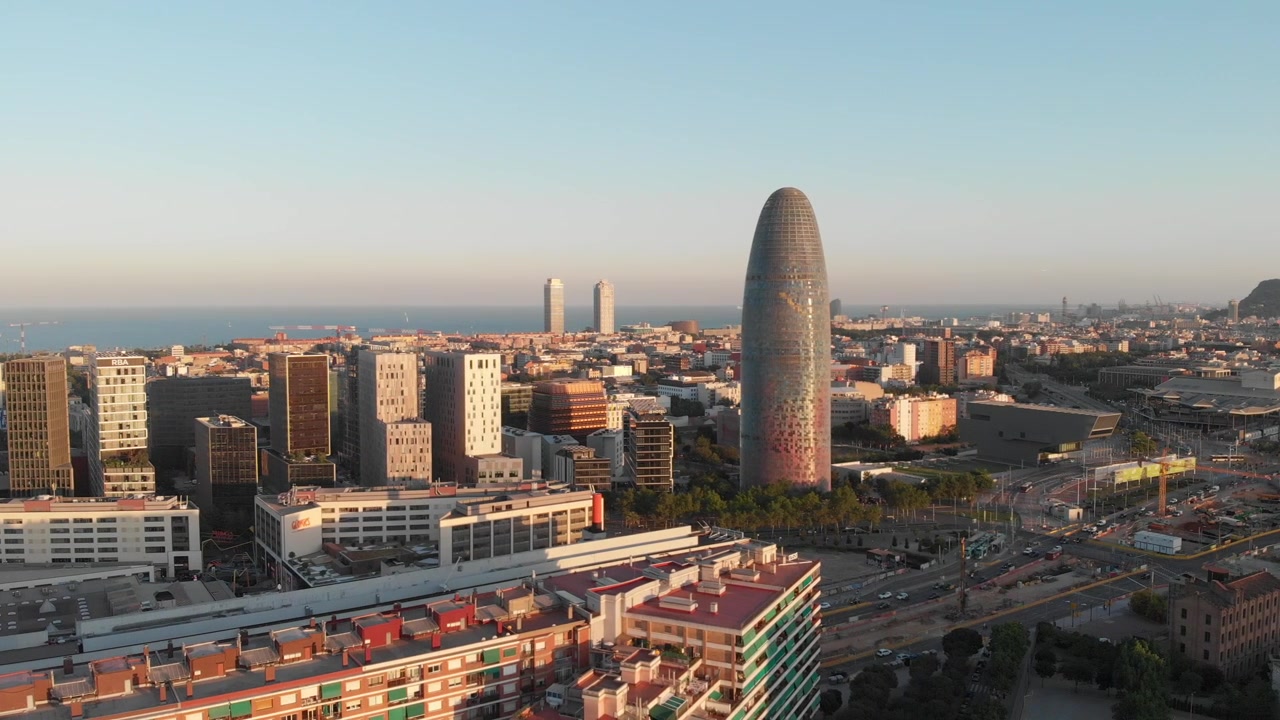 Ripresa con drone della Torre Glòries di Barcellona (Agbar) al tramonto.
