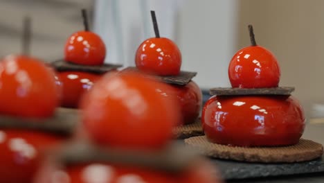 chef colocando decoraciones en los canapés de postre rojo