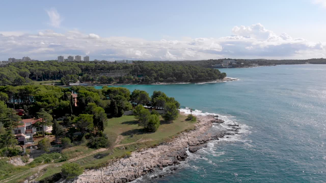 escena de la naturaleza europea de la costa croata - vista aérea estática de drones