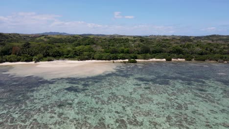 Panoramic-drone-flight-over-the-coral-coast-at-Viti-Levu,-Fiji