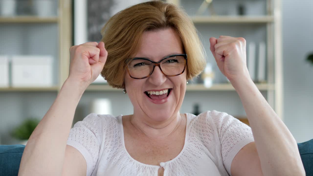 anciana celebrando el éxito gesto en la oficina