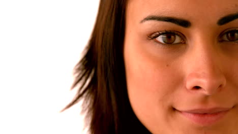 een mooie brunette die naar de camera glimlacht.