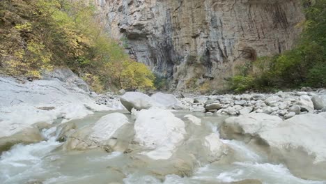 caminata fluvial en el cañón lengarica y baños termales de benja permet