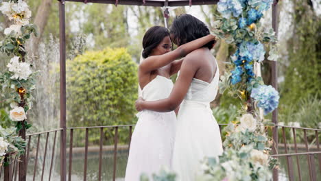 Hochzeit,-Lesben-Und-Frauen-Tanzen-Im-Freien