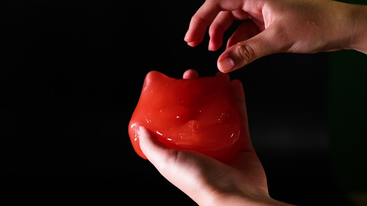 은 점토를 조작하는 손