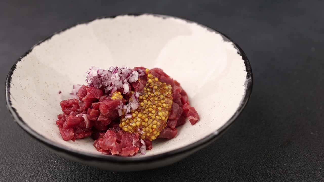 고기 타타르 준비