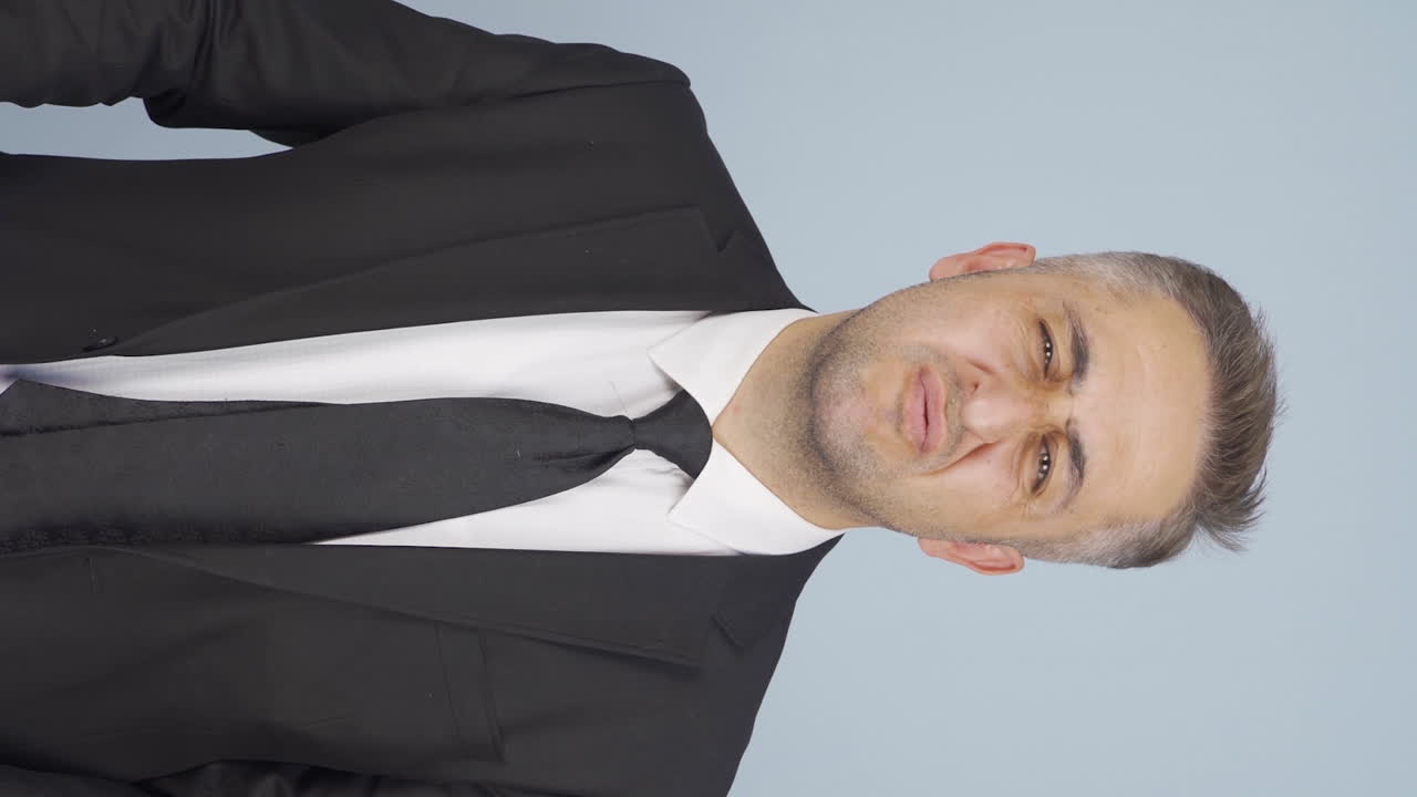 vídeo vertical del hombre de negocios cerrando el archivo en cólera.